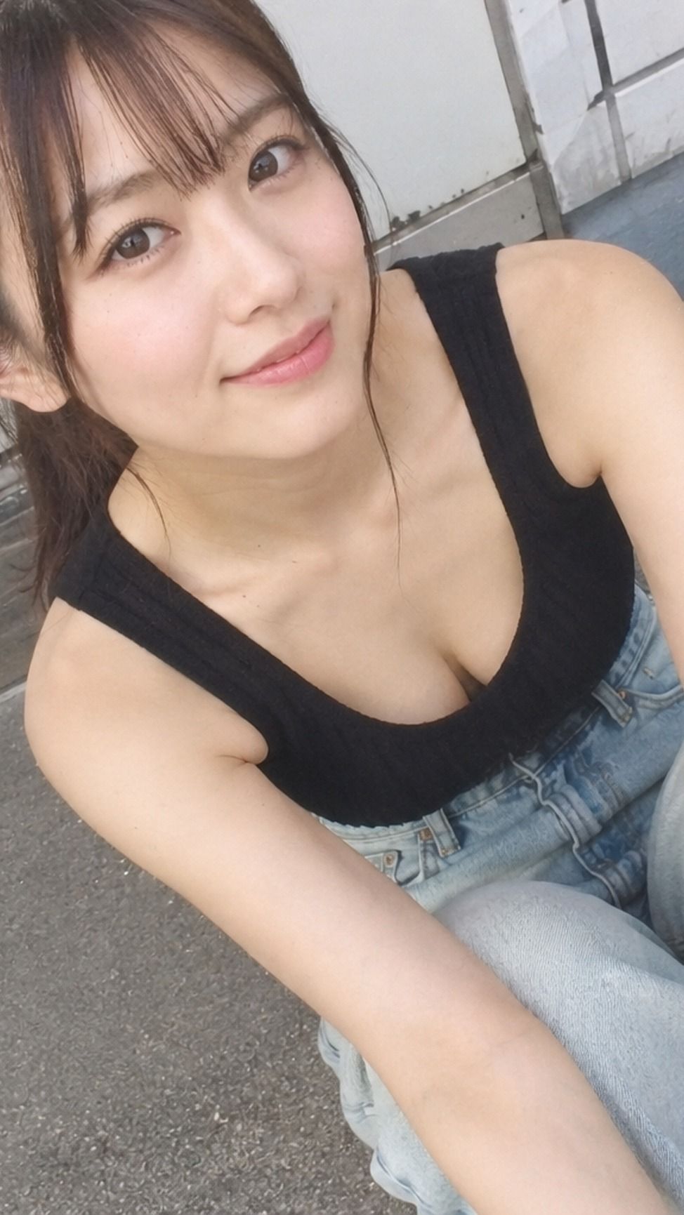 玄关旁俯拍的黑色背心牛仔裤日本女性肖像